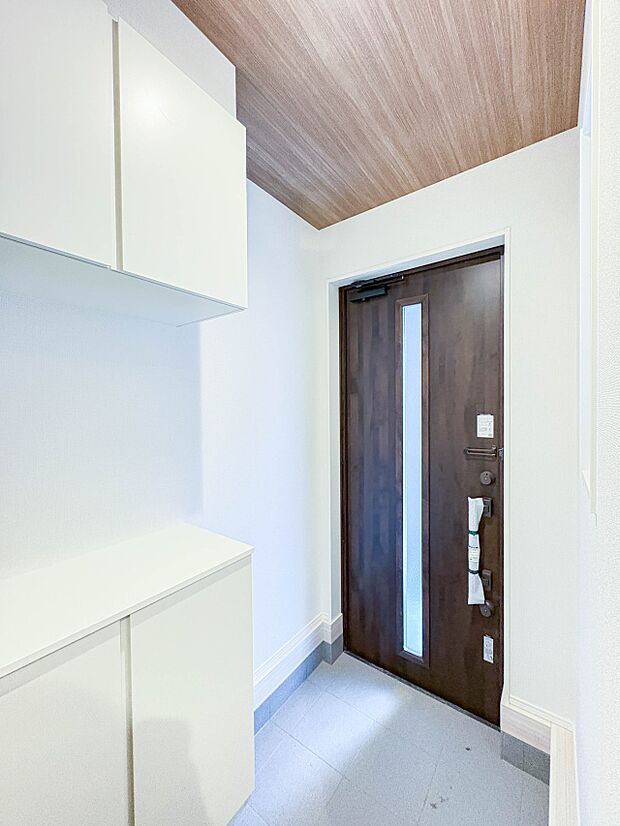 【玄関】スタイリッシュかつ品のある玄関。晴れの日も、雨の日も、風の日も、ご家族やお客さまを安心して迎えます。