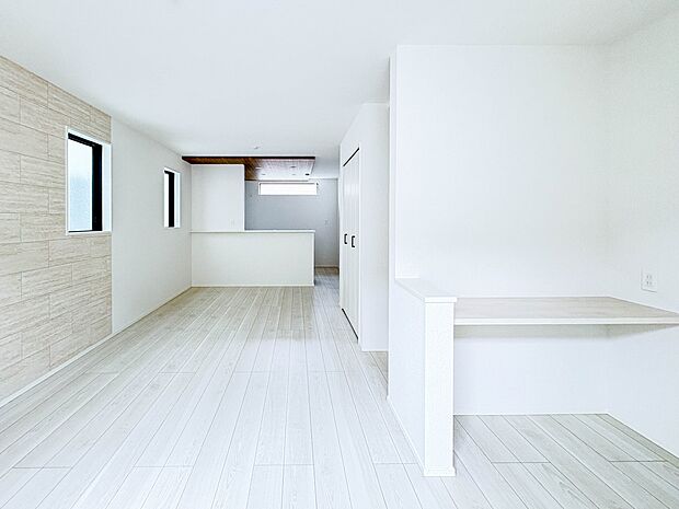 「リビング」通風・採光に優れ、心地よい光と風が溢れています。贅沢で豊かな居住性とプライドを満たすクオリティが見事に調和した住空間。新築ならではの快適なひとときをご体感頂ける筈です。