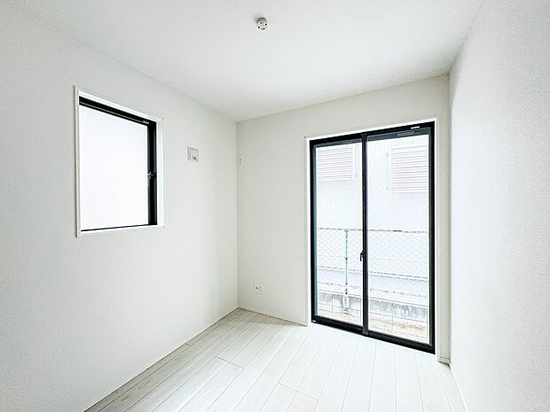 【寝室】充実した生活は伸びやかな居室空間から始まります。快適に・伸びやかに。心の潤いを求める方々へ。