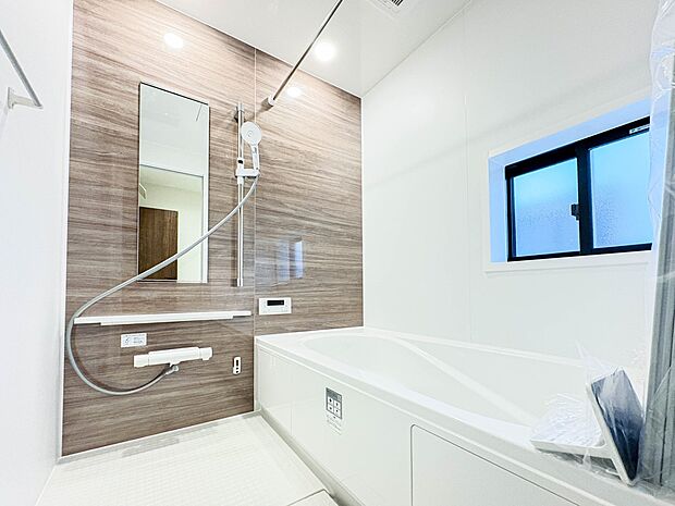 【浴室】 きっとあなたのバスタイムも単なる習慣から特別な時間に変わるはず。一日の汚れとともに疲れを洗い流し、眠りに就く前の大事なリラックスタイムを演出