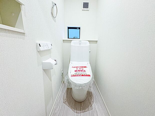 【トイレ】ウォシュレット付。快適で衛生的な洗浄機能付温水シャワートイレです。