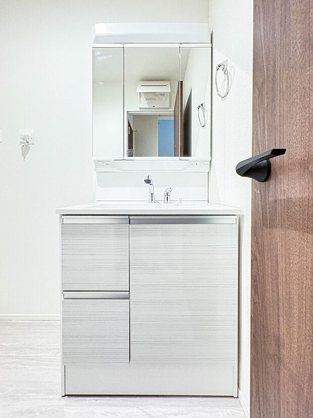 【洗面台】十分な大きさの洗面台は、身だしなみチェックや歯磨きなど、朝の慌ただしい時間でもホテルライクなスペースで余裕とゆとりを感じて頂けます。