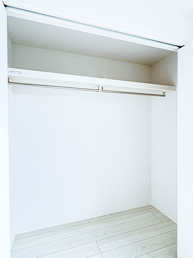 【WIC（ウォークインクローゼット）】何より、中に入れば全ての服が見てわかるので選択しやすいんです。朝の忙しいときなど便利だな〜と思いますよ。一つのスペースで済むって所がいいんですよね。