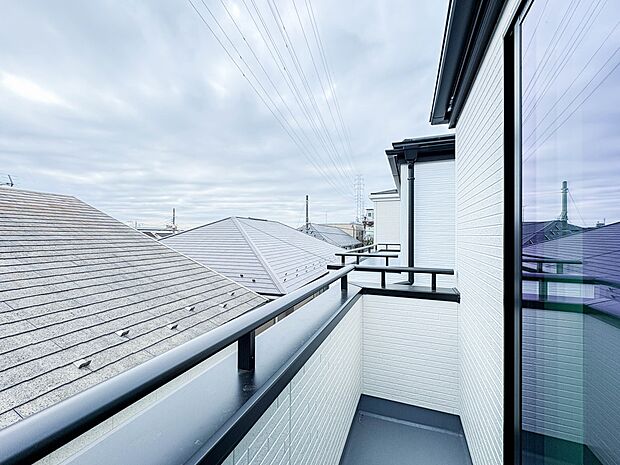 【バルコニー】バルコニーから差し込む陽光・通風は、住環境・快適性と共に有り続ける貴重な「財産」です。