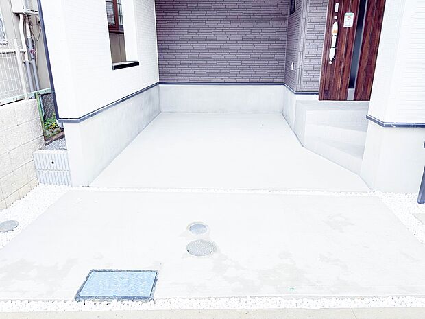 【駐車場】毎日の生活にマイカーが必須という方は、購入を検討する際、駐車場があることは大事な条件です。毎日の通勤や家族の送迎、買い物やお出かけなどクルマのある暮らしを満喫したい方は要チェック！…