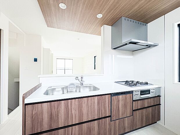 【ダイニングキッチン】料理をしながら、後片付けをしながら二人で会話を楽しみたい空間。