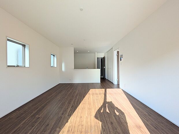 リビングルームの窓を開けると心地よい南風が入ってくる。キッズルームの窓を開けるとやさしい微風が入ってくる。家の中に風の道がある。風を生活の中で体験できる家。