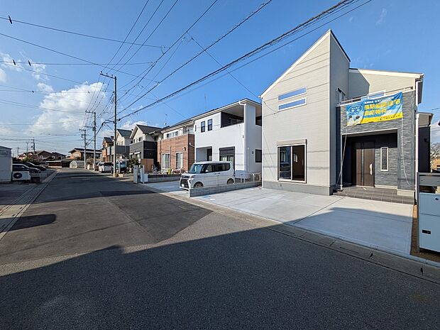 【前面道路】家の前をまっすぐの通りが走っている。クルマは少なく、人々は毎朝、ウォーキング、ジョギング、犬の散歩など、フリーな朝時間を過ごしている。