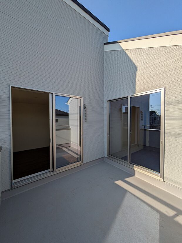 【Balcony-バルコニー】澄み切った青空と、心地良い風を感じるワイドバルコニー。