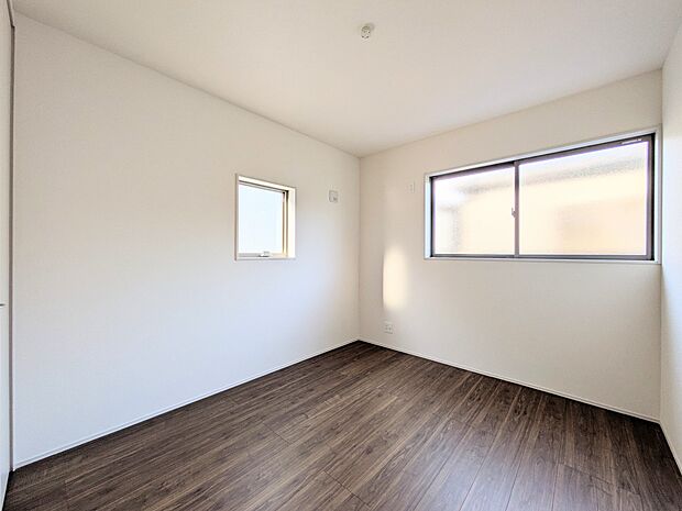 【リビング以外の居室】独立性を高めたお部屋。たっぷりの収納も配備しており、片付いた空間を現実出来そう。陽光も降り注ぐ明るく開放的な空間が魅力的。