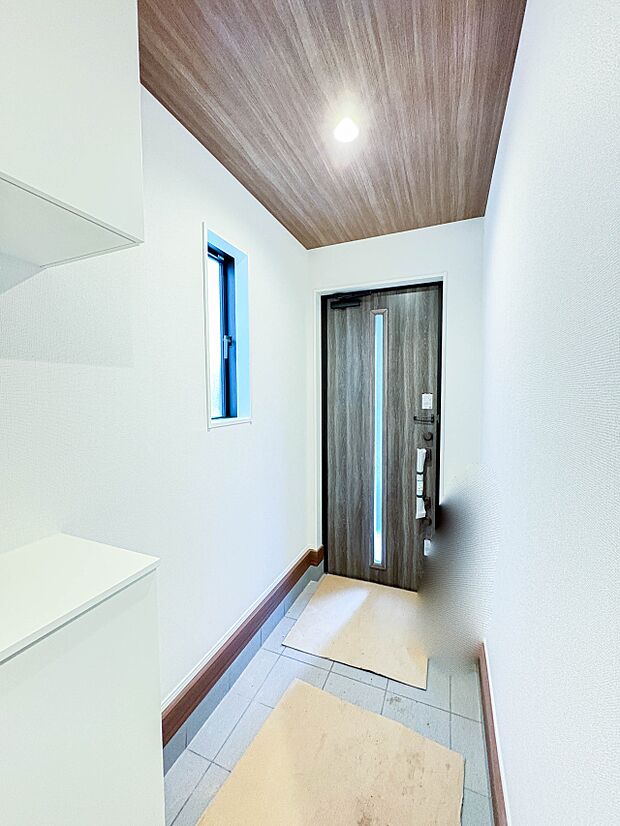 【玄関】玄関はおうちの顔と言われます。玄関アプローチは、外観デザインの印象を左右します。ご家族の個性を出しながら、素敵な玄関でお客様をお迎えしてください。