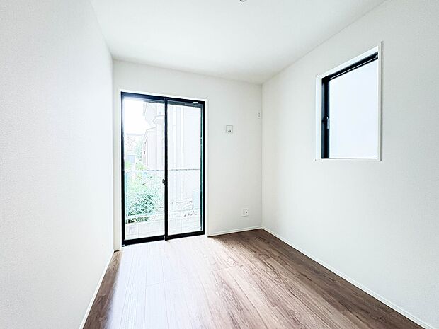 【洋室】お子様のお部屋にぴったりなクロークを備えたフローリング仕様の洋室です。