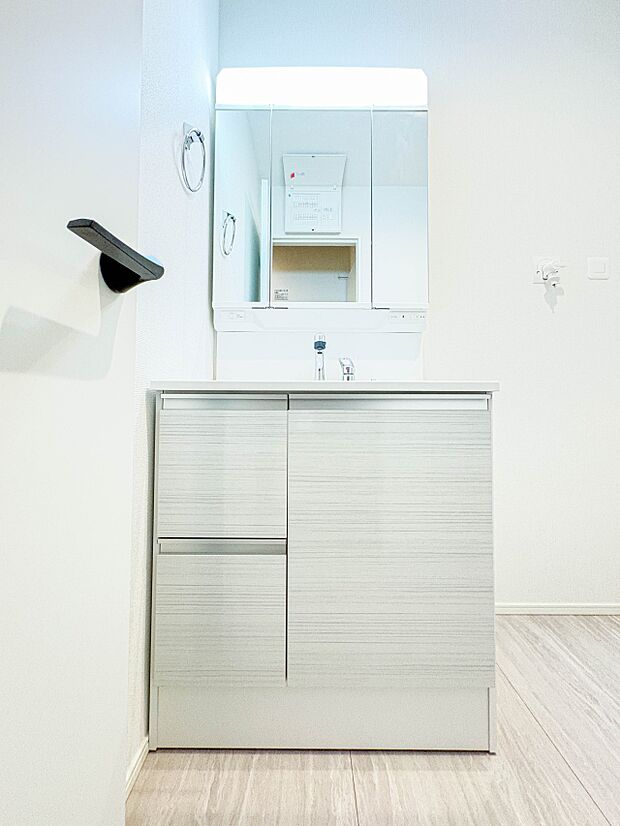 【洗面台】洗面所は小さなプライベートスペース。歯磨き、洗顔と毎日施す個人空間。小窓も設置して、熱気などを開放して、爽やかなスペースになるように設計されています。