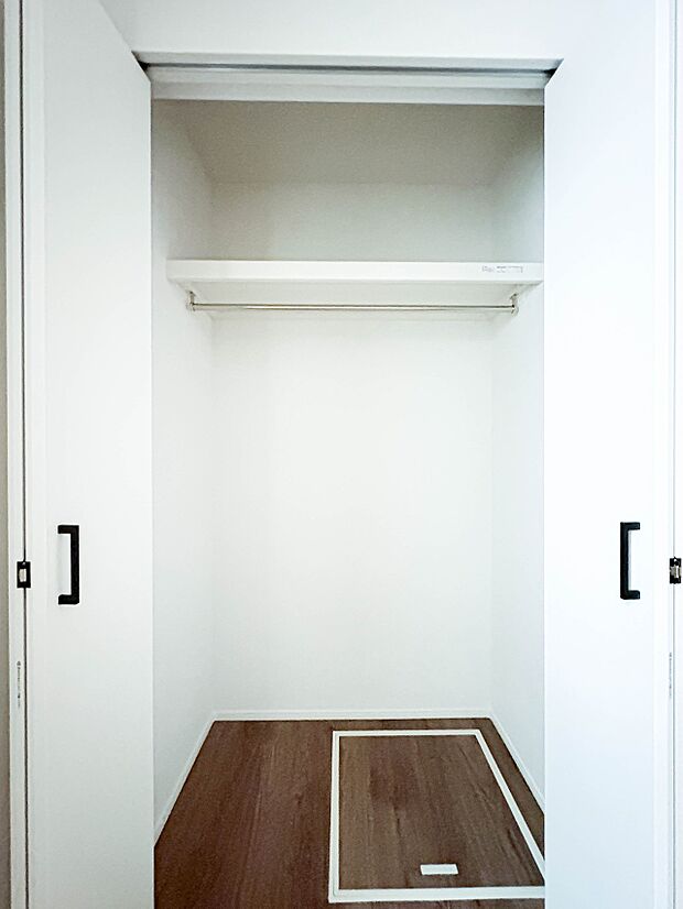 【ウォークインクローゼット】WICのメリットの1つ目は、1箇所にまとめて収納が出来ること。2つ目は、衣替えが必要ないこと。3つ目は、扉が少なくなり室内がスッキリ見えること。