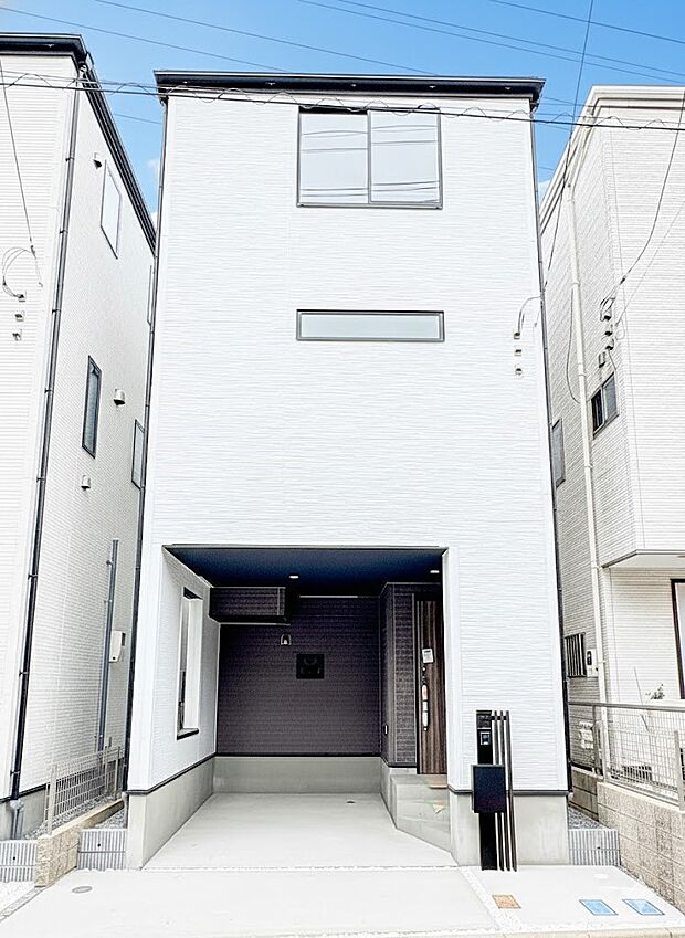 【外観】家族の温かさと陽光の暖かさ、楽しい毎日と明るい未来を予感させる「空間が織り成すひとつ先の住み心地」を演出します。