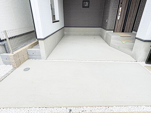 【駐車場】毎日の生活にマイカーが必須という方は、購入を検討する際、駐車場があることは大事な条件です。毎日の通勤や家族の送迎、買い物やお出かけなどクルマのある暮らしを満喫したい方は要チェック。…