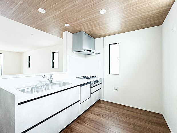 【ダイニングキッチン】ナチュラルな自然光の中での調理。お洒落な食器類を余裕で収納できるスペース。動きやすい女性目線のキッチン動線。これからはお料理をつくる時間が劇的に変わります。