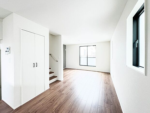 【ダイニング】広々としたリビングダイニング。ゆったりとしたキッチン。生活動線をLDK に集中させ、ご家族が過ごしやすい空間設計にしました。