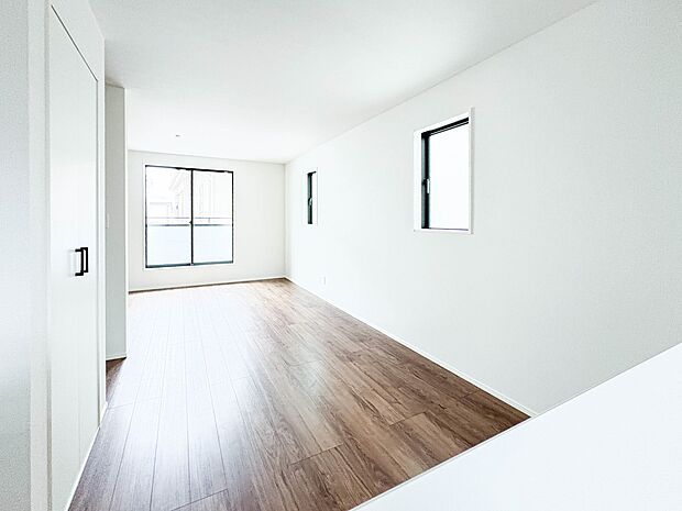 【ダイニング】広々としたリビングダイニング。ゆったりとしたキッチン。生活動線をLDK に集中させ、ご家族が過ごしやすい空間設計にしました。