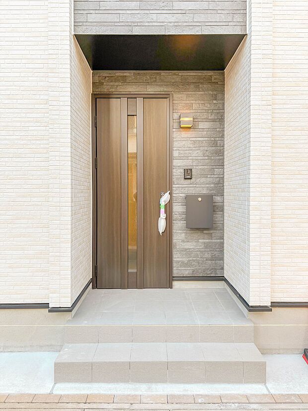 【玄関】ここから始まる「日常」はご家族にとってかけがえのない時間となります。少しでも豊かに、快適に。そんな想いから本邸宅は生まれました。