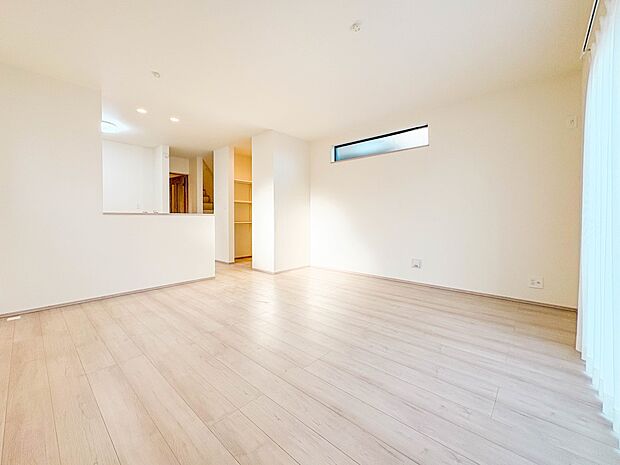 【LDK15.25帖】 お子様と会話をしながら家事ができるカウンターキッチン。いま手があいているか、忙しそうなのか相手の様子を伺いながらコミュニケーションをとる訓練にもなります。