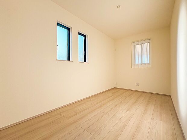 【子供部屋5帖】お子様のお部屋にぴったりなクロークを備えたフローリング仕様の洋室です。