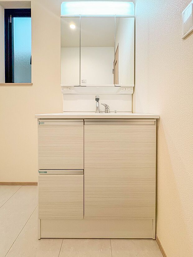 【洗面台】 十分な大きさの洗面台は、身だしなみチェックや歯磨きなど、朝の慌ただしい時間でもホテルライクなスペースで余裕とゆとりを感じて頂けます。