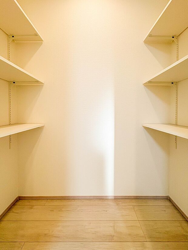 【パントリー】常温保存できるパン、お米、調味料、缶詰など、日常的に使うものや未開封の食品の収納にぴったり。棚にものを並べて収納すれば、何が足りないのかひと目で確認できます。