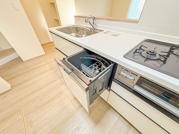 【三口ガスコンロ】三口ガスコンロは、炒め物などに適した強火力の「大バーナー」と天ぷらと煮物などに適した「標準バーナー」、奥にある弱火の「小バーナー」の3種類のバーナーが搭載されています。