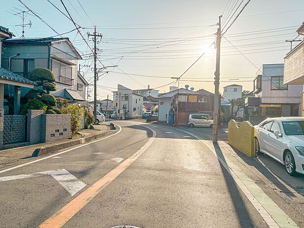 【前面道路】陽当りや通風性など各所に施された工夫で住みやすさを実現。部屋の大きさや周辺環境・街並など、資料には掲載していない情報が現地にはたくさんございます。是非ご確認下さい。