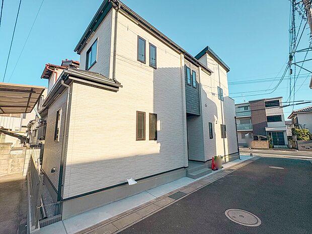 【外観】家族の温かさと陽光の暖かさ、楽しい毎日と明るい未来を予感させる「空間が織り成すひとつ先の住み心地」を演出します。