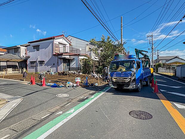 【前面道路】 静かな通りに面した本物件は、落ち着いて暮らすことができます。 閑静な住宅街で比較的車の通りも少ないのでお子様も安心です。