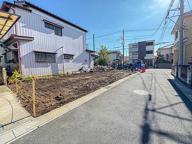【前面道路】家の前をまっすぐの通りが走っている。クルマは少なく、人々は毎朝、ウォーキング、ジョギング、犬の散歩など、フリーな朝時間を過ごしている。