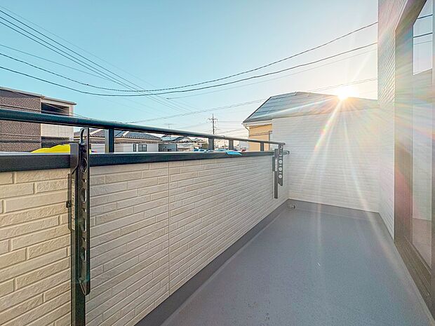 【バルコニー】澄み切った青空と、心地良い風を感じるワイドバルコニー。