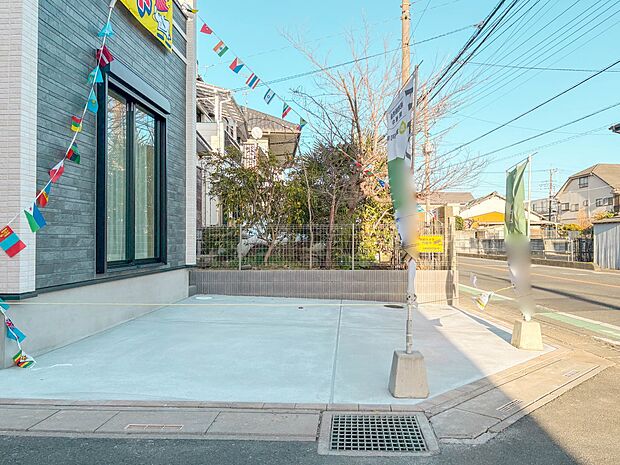 【駐車場】カースペース2台可。車が1台なら、来客用の駐車場や、駐輪スペースとしてご活用ください。