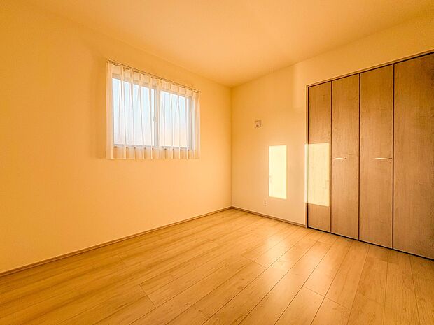 【洋室5.25帖】柔らかな陽光とフローリングの色味が調和した快適な空間。