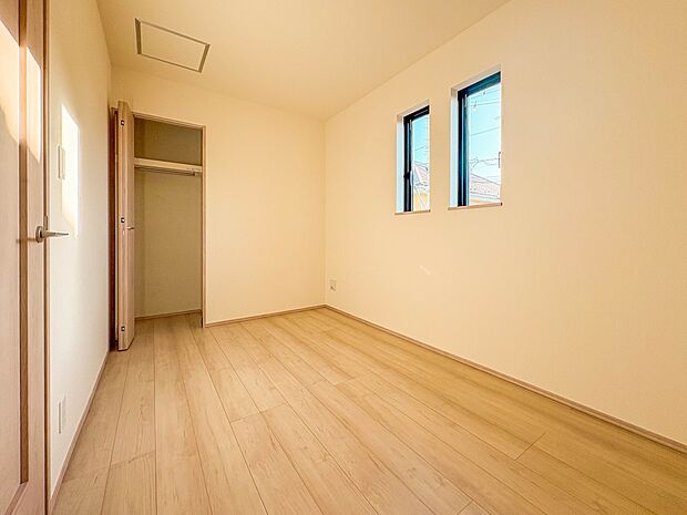 【洋室5帖】シンプルにデザインされた室内。家具やレイアウトでお好みの空間に。