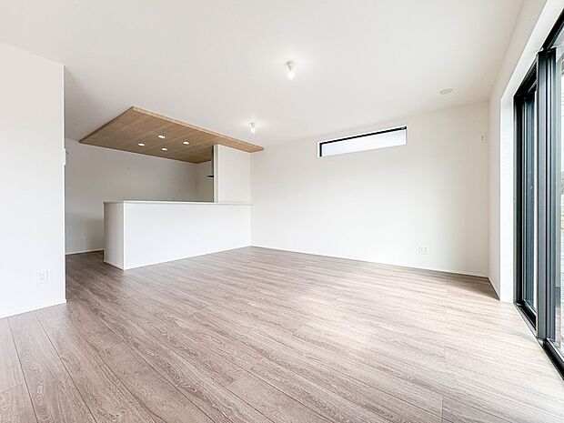 【リビング　LDK17帖】  整然とした空間演出、快適な理想の暮らしの実現は家のみの拘りではなく、そこで暮らす方々にとって素敵な環境であることも挙げられると思います。四季折々の変化が奏でる鼓…