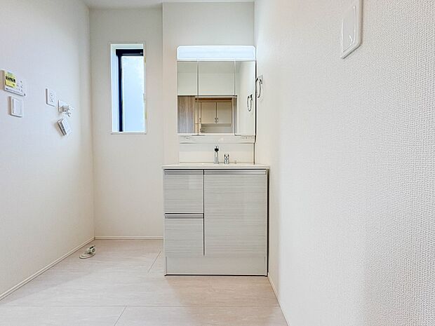 【洗面台】 十分な大きさの洗面台は、身だしなみチェックや歯磨きなど、朝の慌ただしい時間でもホテルライクなスペースで余裕とゆとりを感じて頂けます。