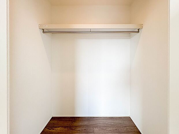 【WIC（ウォークインクローゼット）】  たくさんの洋服をかけてもシワになりにくいウォークインクローゼット。洋服以外にも、普段使わない家電やスーツケース、ストック品など何でも片付く嬉しい空間…