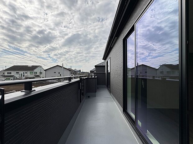 【バルコニー】  バルコニーから差し込む陽光・通風は、住環境・快適性と共に有り続ける貴重な「財産」です。