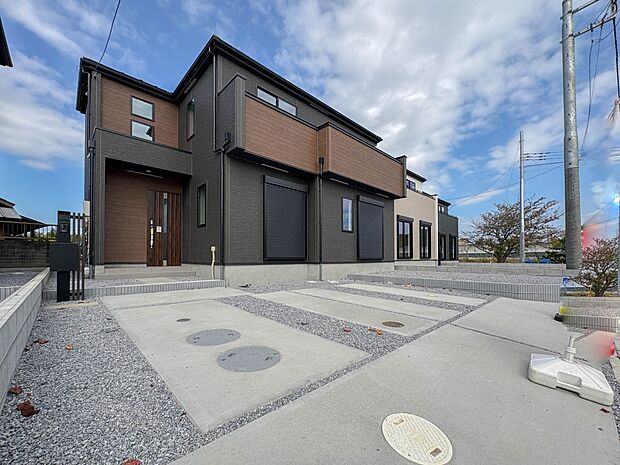 【駐車場】毎日の生活にマイカーが必須という方は、購入を検討する際、駐車場があることは大事な条件です。毎日の通勤や家族の送迎、買い物やお出かけなどクルマのある暮らしを満喫したい方は要チェック。…