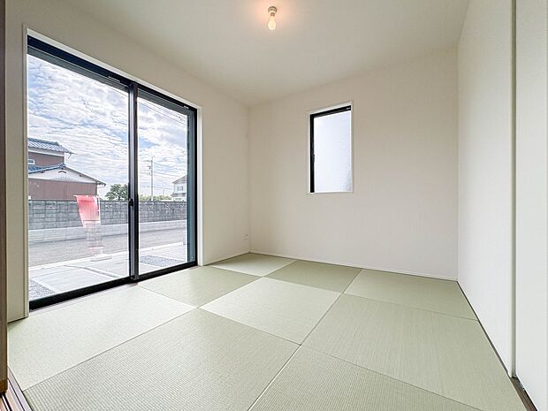 【和室　4.5帖】  畳には音を吸収する作用があるので、元気いっぱいのお子さんの遊び場所として、最適な空間となるでしょう。また、クッション性があるのでお子さんが転んでケガをするリスクを軽減し…