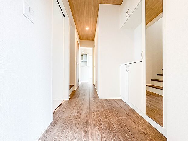 【1階廊下】玄関から、洋室や階段に続いています。  