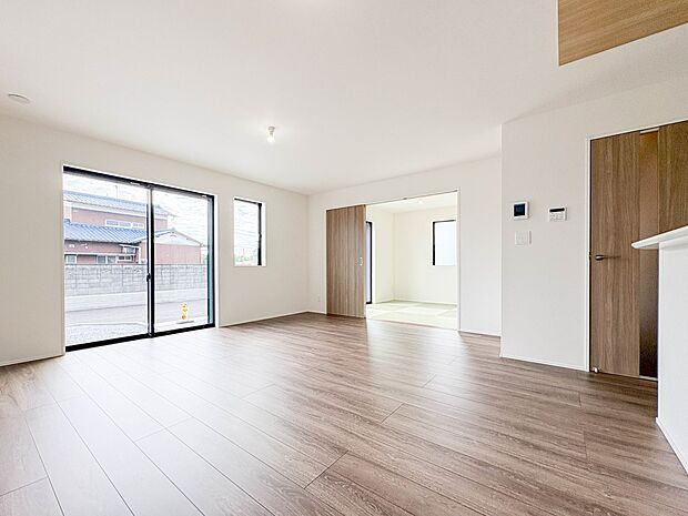 【ダイニング　LDK17帖】忙しい朝でも家族揃って食事をしたいゆとりあるダイニングスペース。