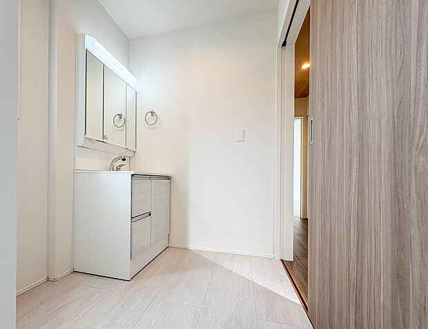 【脱衣所】洗面所は小さなプライベートスペース。歯磨き、洗顔と毎日施す個人空間。