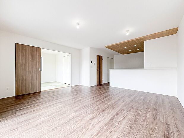 【リビングダイニング　LDK17帖】リビングにいるお子様と会話をしながら家事ができるカウンターキッチン。いま手があいているか、忙しそうなのか相手の様子を伺いながらコミュニケーションをとる訓練…