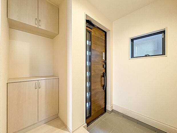 【玄関】スタイリッシュかつ品のある玄関。晴れの日も、雨の日も、風の日も、ご家族やお客さまを安心して迎えます。