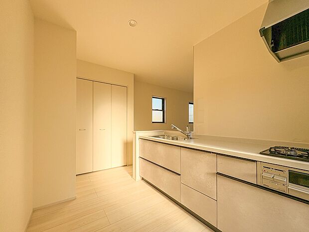 【キッチン】ナチュラルな自然光の中での調理。会話が弾む対面型キッチン。お洒落な食器類を余裕で収納できるスペース。動きやすい女性目線のキッチン動線。これからはお料理をつくる時間が劇的に変わりま…