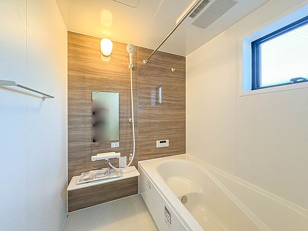 【浴室】 きっとあなたのバスタイムも単なる習慣から特別な時間に変わるはず。一日の汚れとともに疲れを洗い流し、眠りに就く前の大事なリラックスタイムを演出